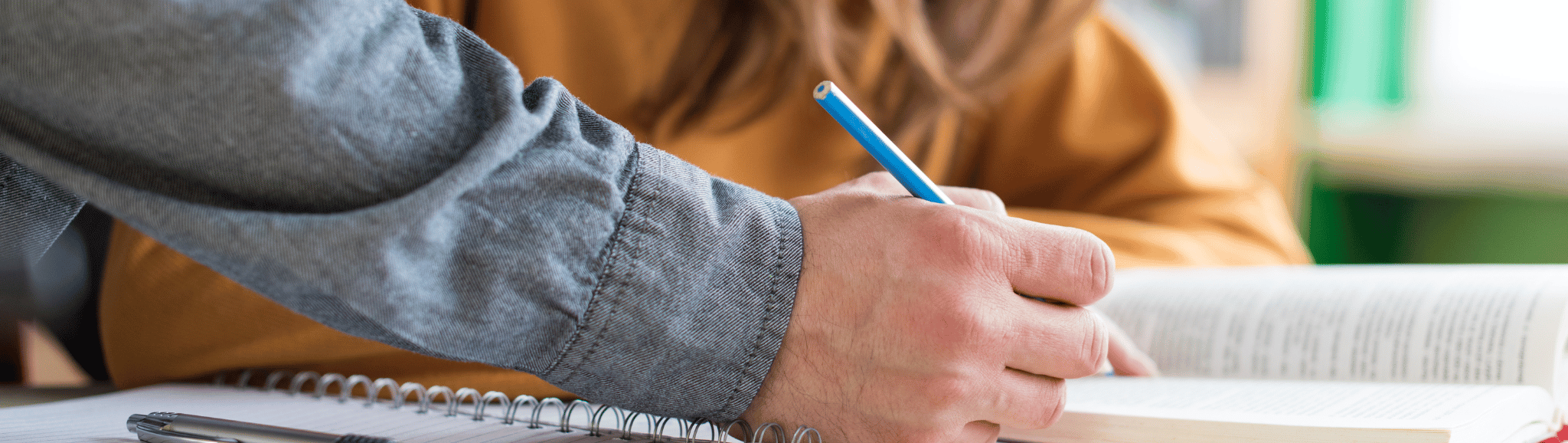 tutor dsa e adhd che aiuta una bambina a fare i compiti